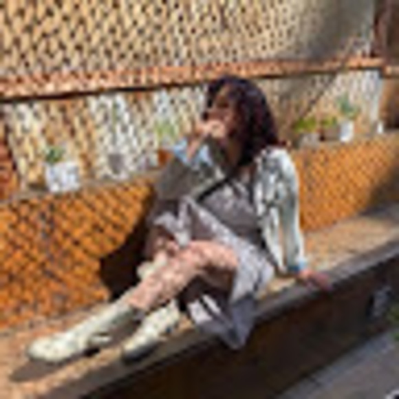 Meet your Posher, Laura - Picture 1 of 1